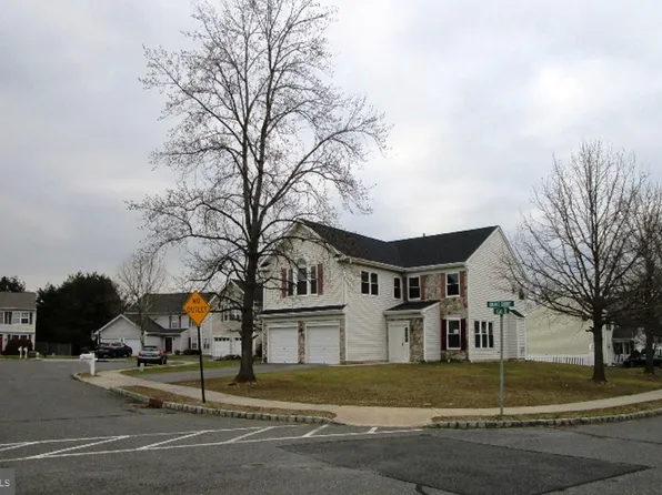 2 Grant Ct, Columbus, NJ 08022