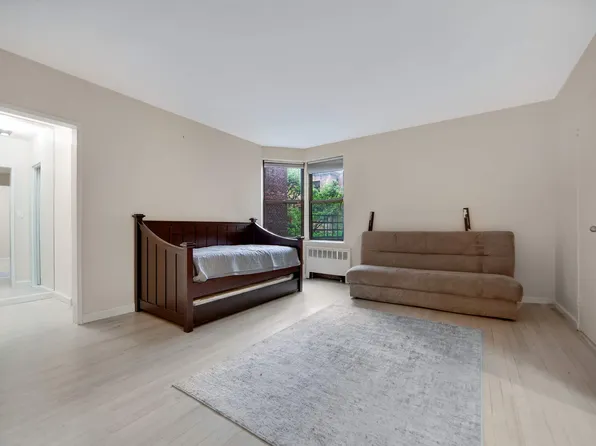 330 East 70th Street image 4 of 6