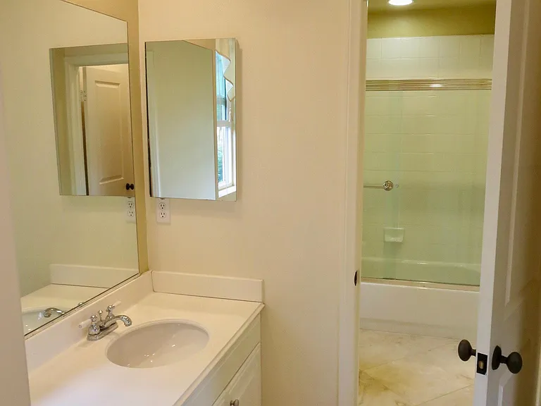 jack&jail bathroom. two vanities.