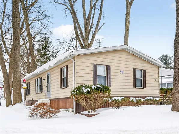 9 Oakside Dr, Rochester, NY 14625