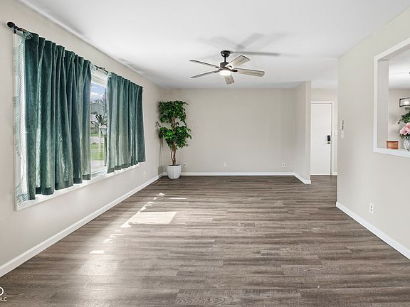 5th image of 100 Foxwood Ct