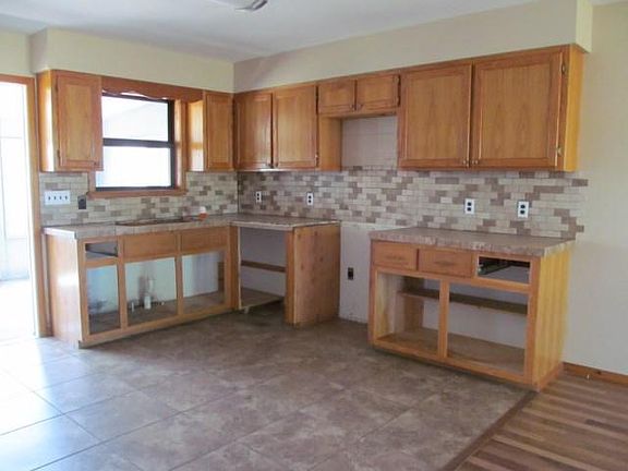 5th image of 402 E Brandsville Main St