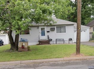 45 Grove St, Bergenfield, NJ 07621