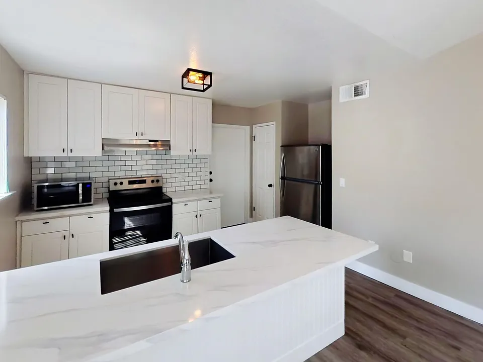 175 N Pollasky Ave #106