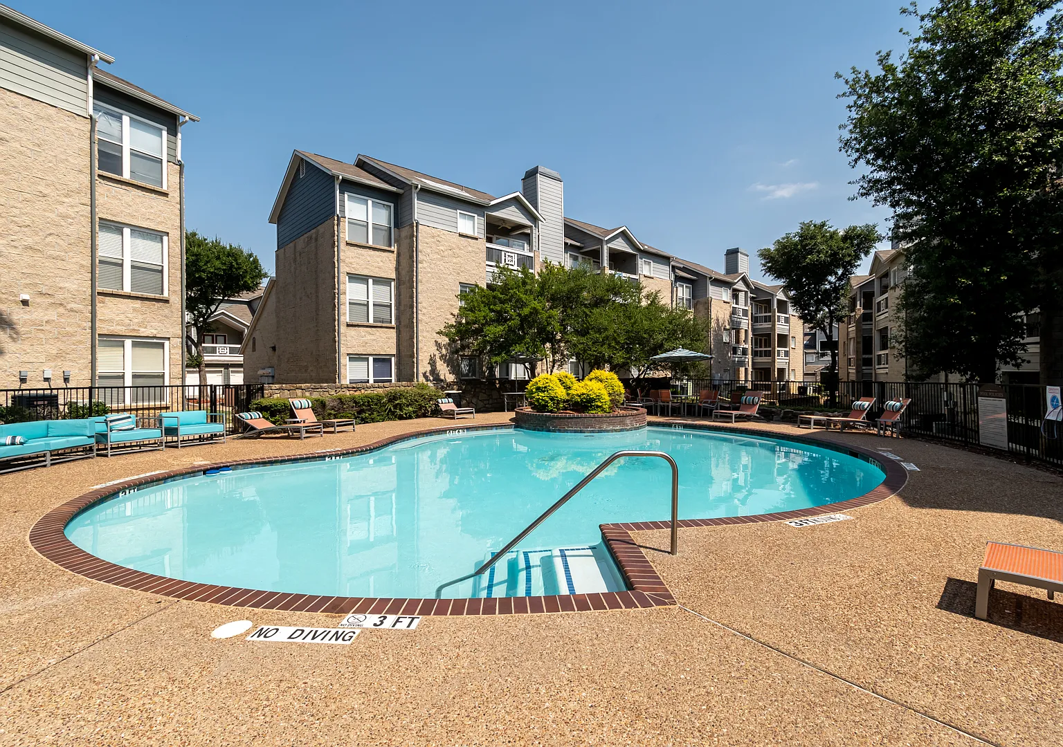 Western Station Apartments — Photo 1