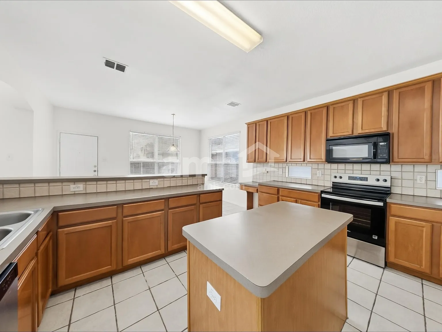 4 bed, 2.5 bath, 3207 sqft, $2,825 — Photo 3