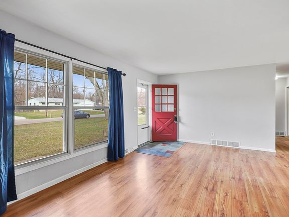3rd image of 154 Beaumont Dr