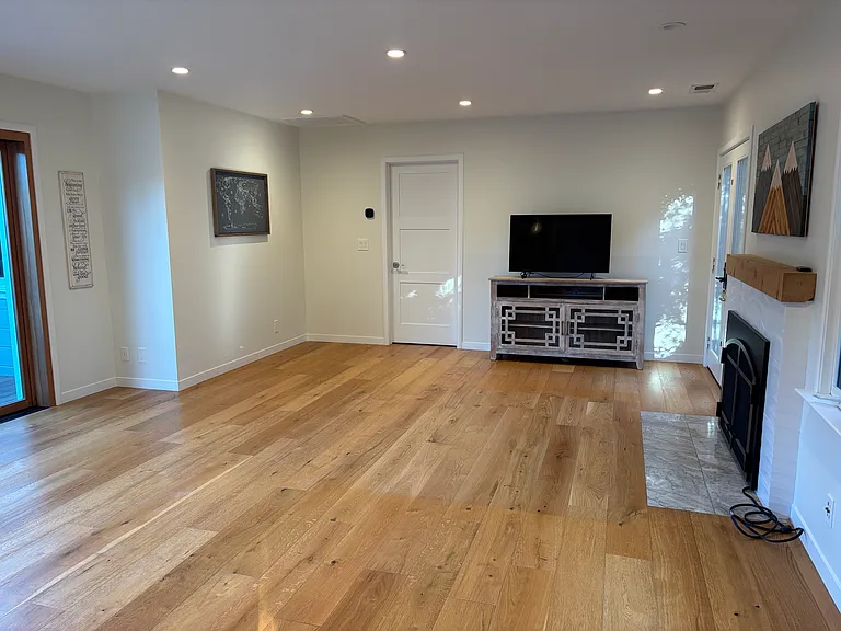 1925 Howard Ave — Photo 15