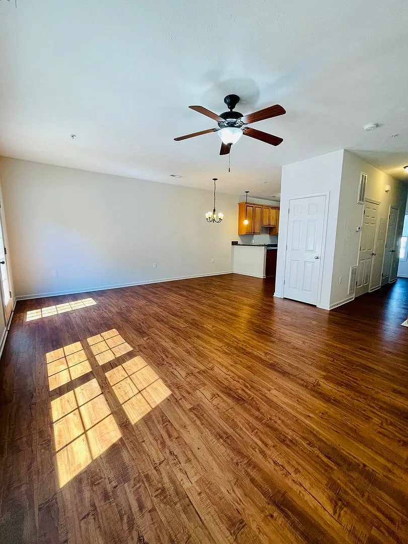 Two Master Suite Apartment Townhouse — Photo 3