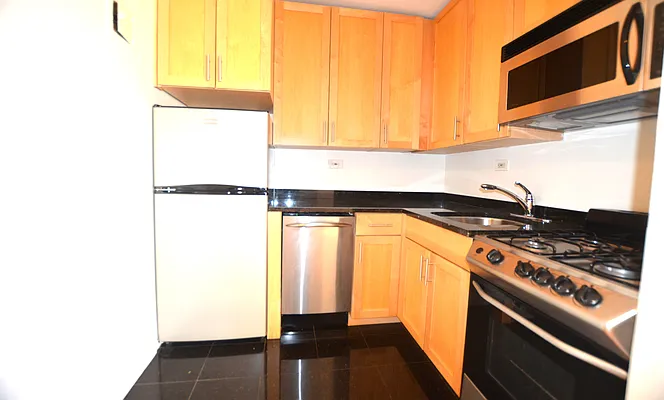 Rented by Manhattan Realty Group | media 22