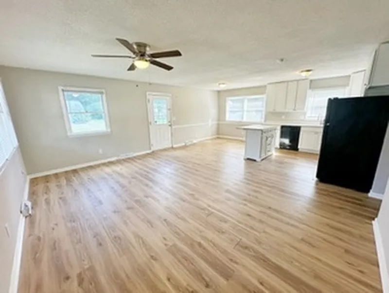 3 bed, 2.0 bath, 1160 sqft, $1,595 — Photo 2