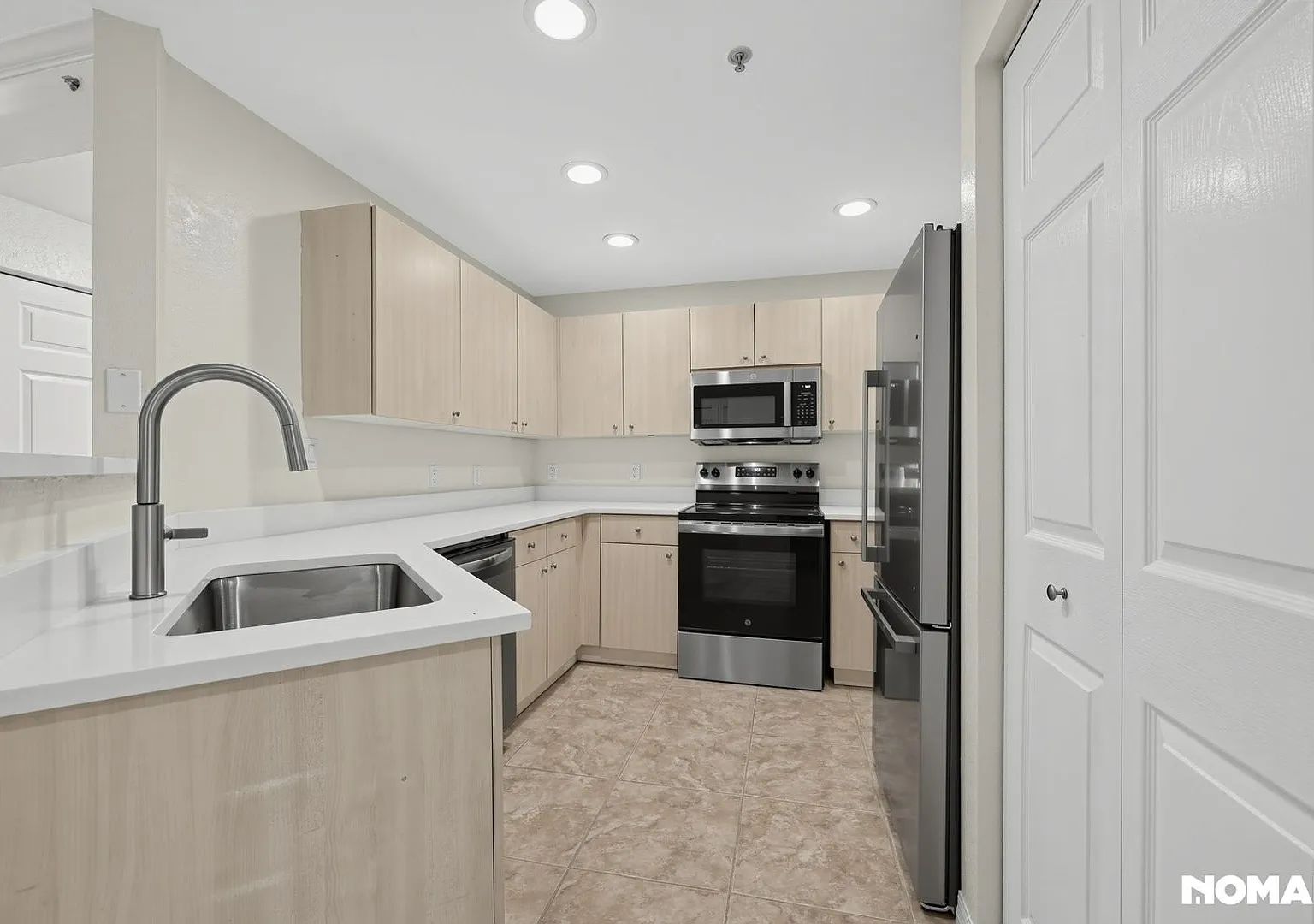Spacious 2 Bed / 1 Bath Condo at Flagler Pointe High Ceilings & 2 Parking Spots — Photo 4