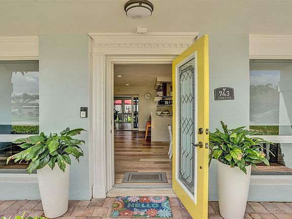 4th image of 743 SE 9th Terrace