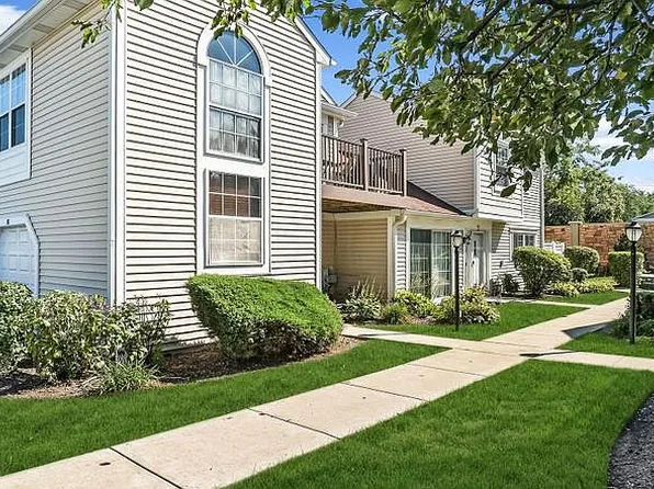 581 Le Parc Cir, Buffalo Grove, IL 60089