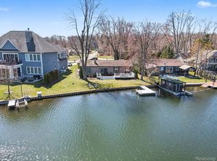 11591 Pleasant View Dr, Pinckney, MI