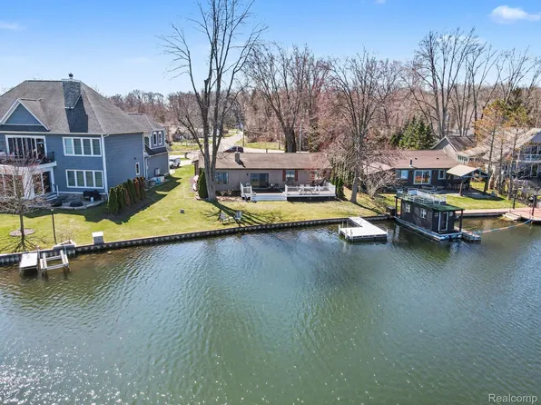 11591 Pleasant View Dr, Pinckney, MI 48169