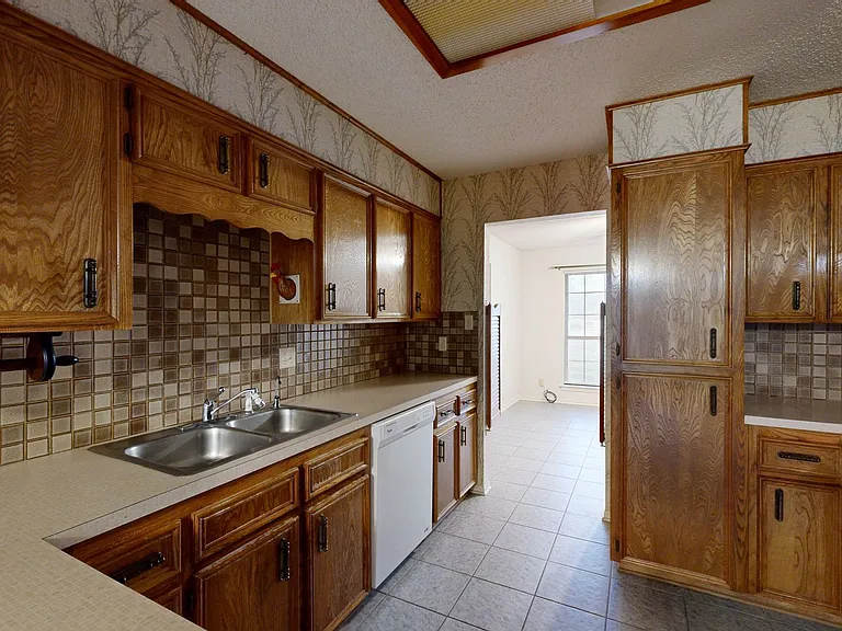 1711 Redwood Dr — Photo 7