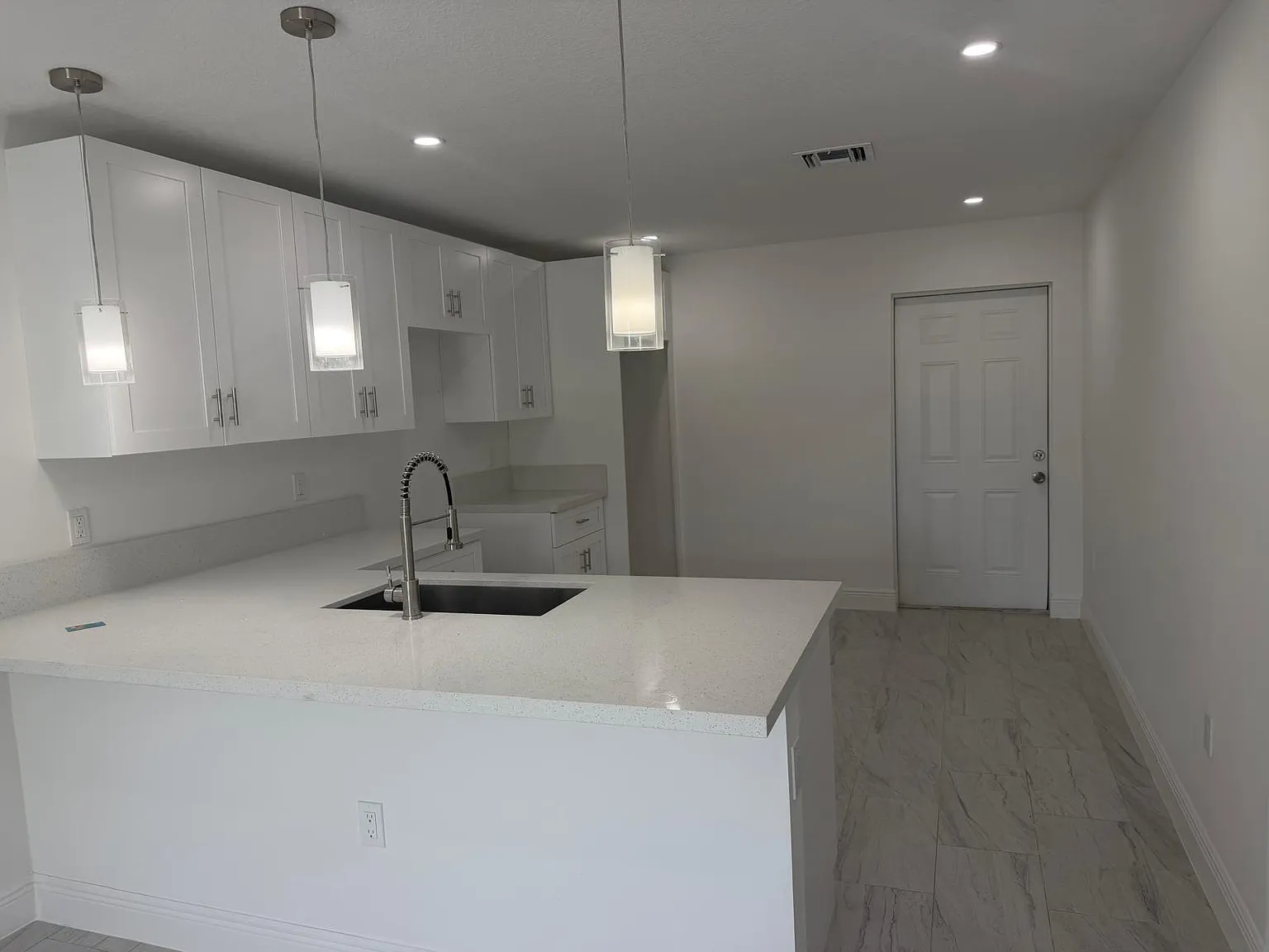 3 bed, 2.0 bath, 1085 sqft, $2,550 — Photo 3