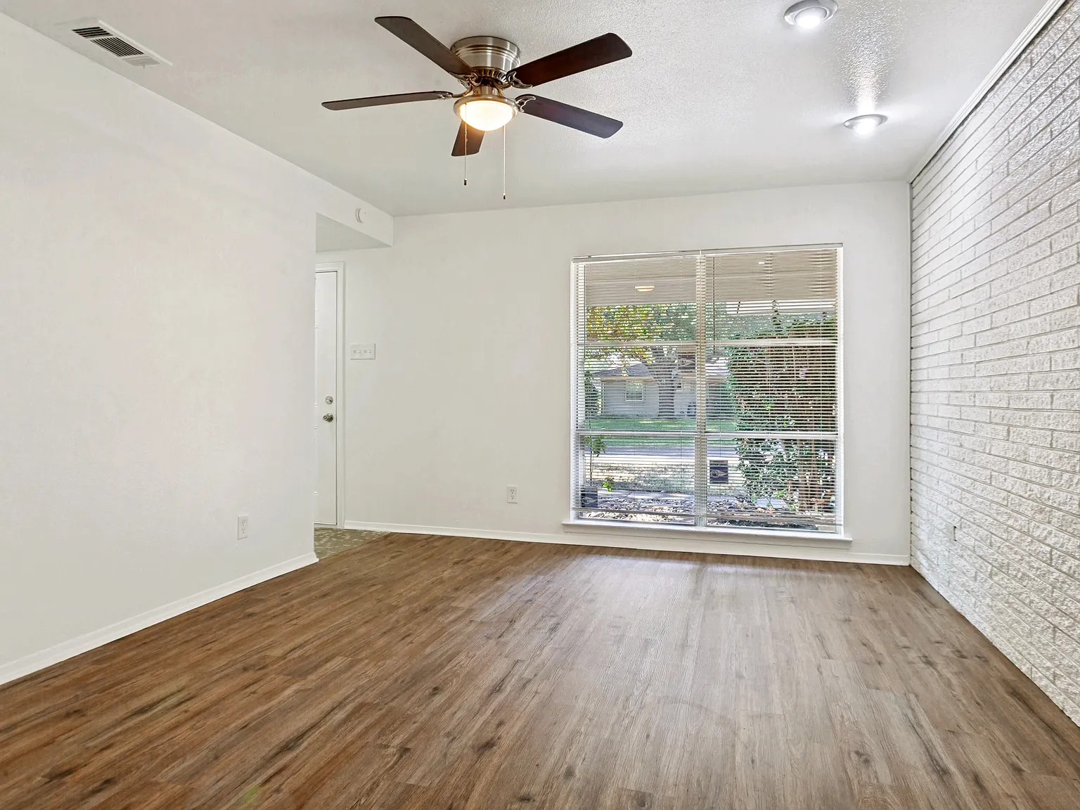 3 bed, 1332 sqft, $2,450 — Photo 4