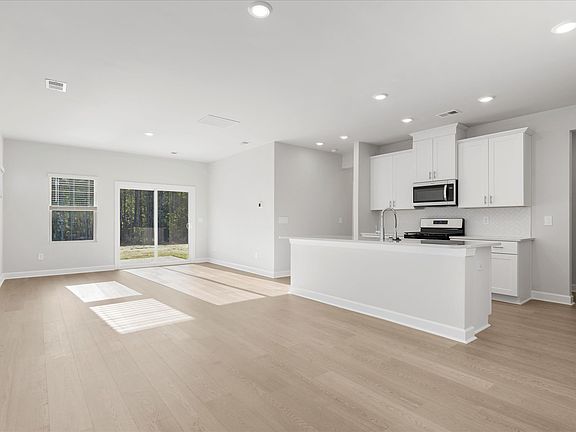 Welcome to the Roswell floorplan at Brayfield Manor - Heritage Collection.