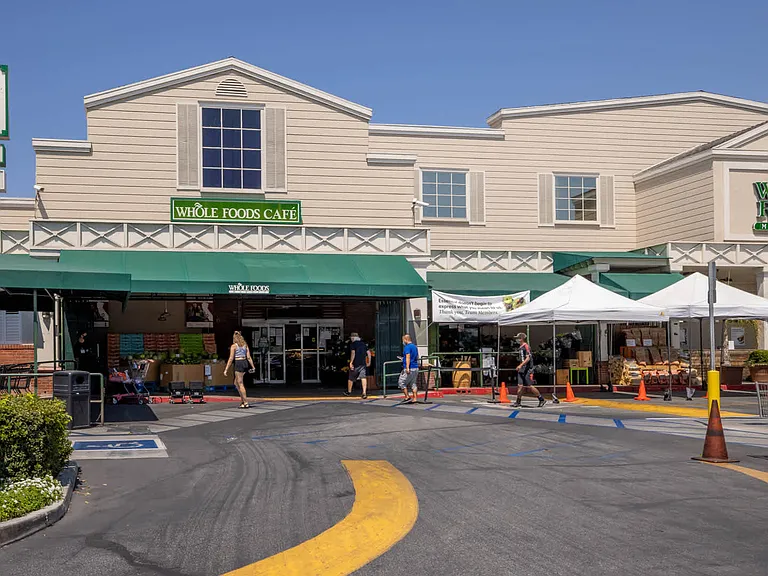 Your favorite retailers can be found along National Boulevard.
