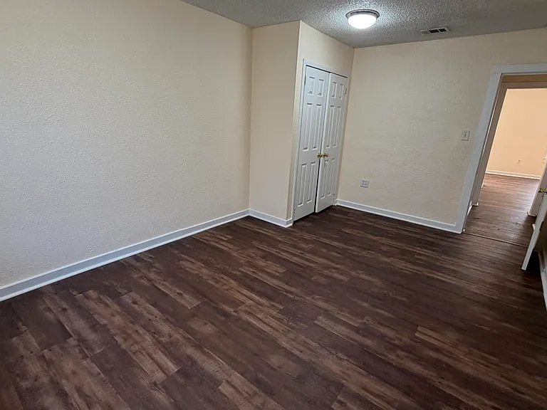 300 N James Ave — Photo 11