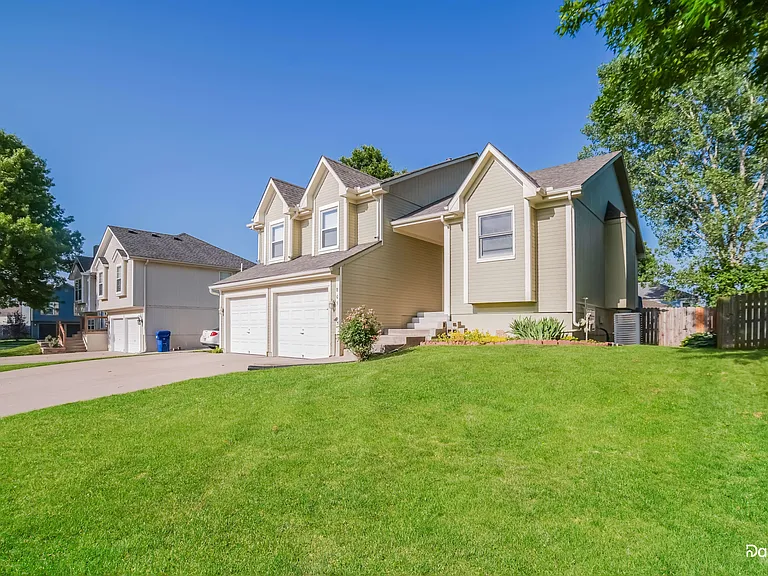 805 SW Harvest Dr — Photo 2