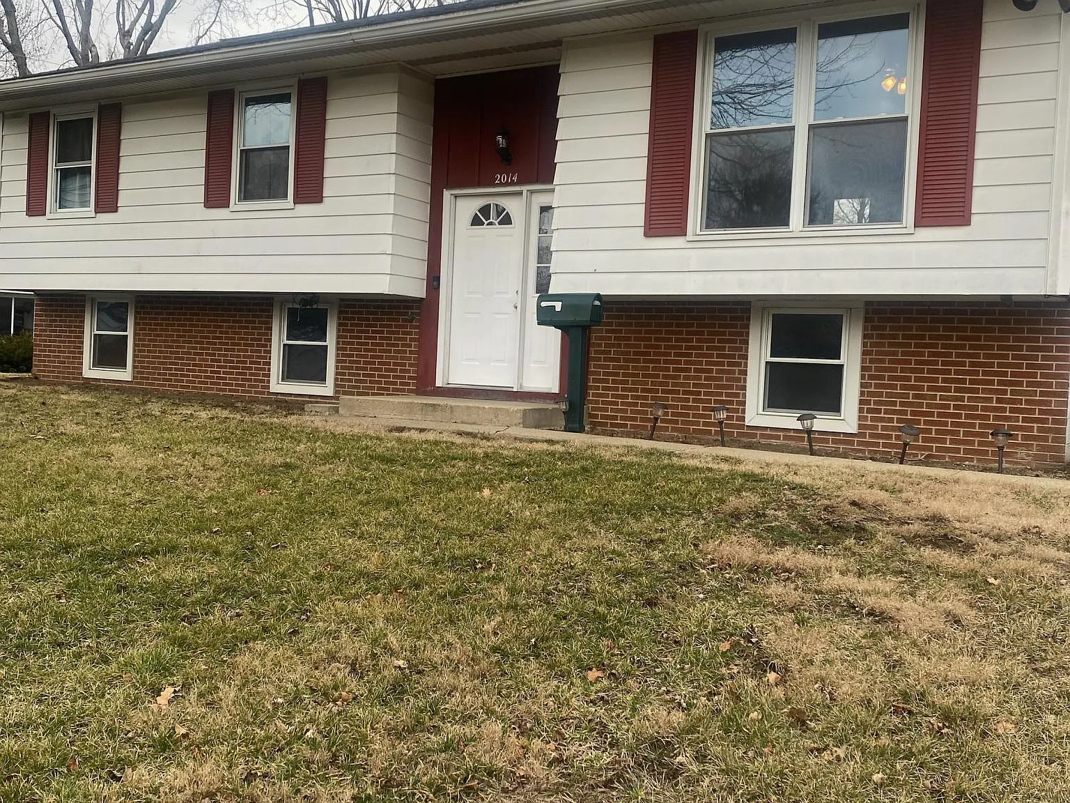 4 bed, 2000 sqft, $2,350 — Photo 1
