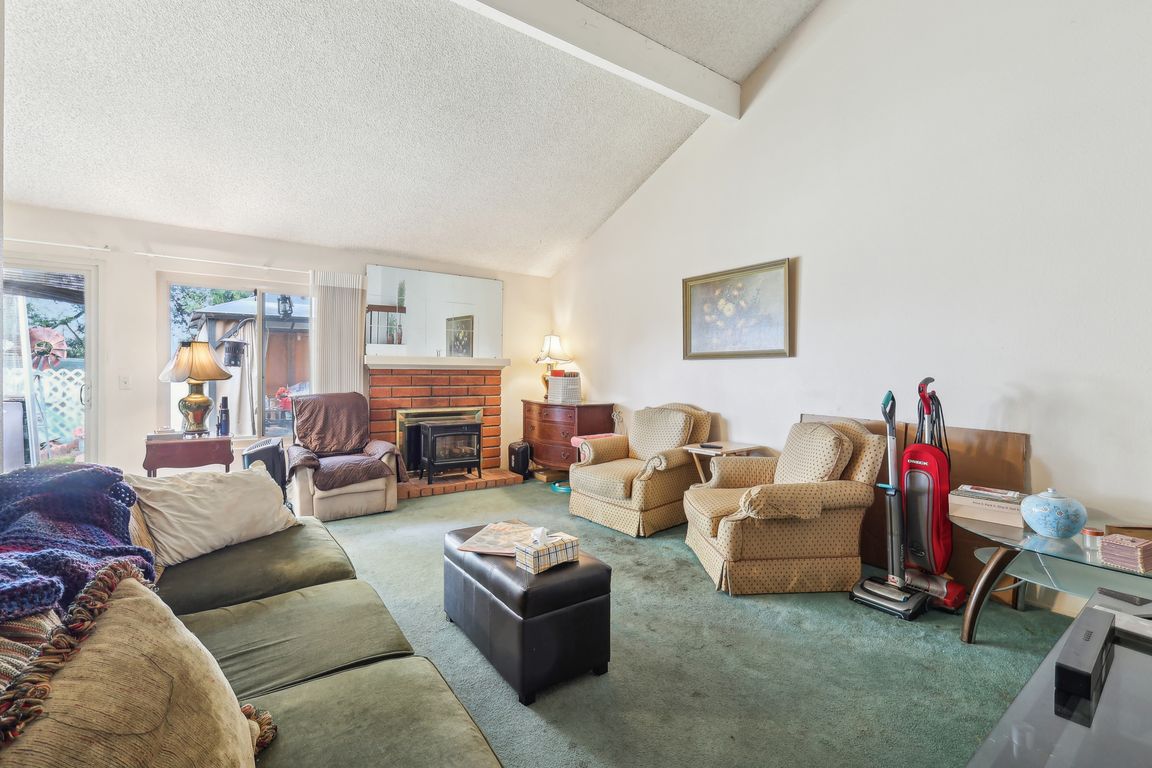 Bridgeview Dr-0605-007.jpg