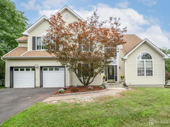 2 Garden Hills Dr, Somerset, NJ 08873