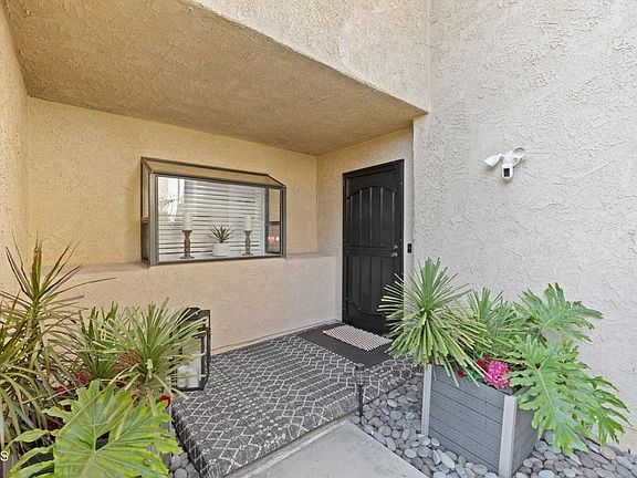 4th image of 924 Sandberg Ln