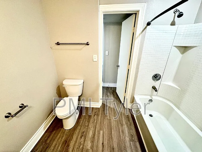 1822 W Oakwood St — Photo 4