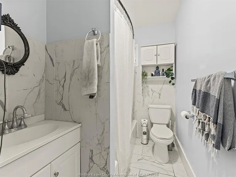890 Howard Ave — Photo 25