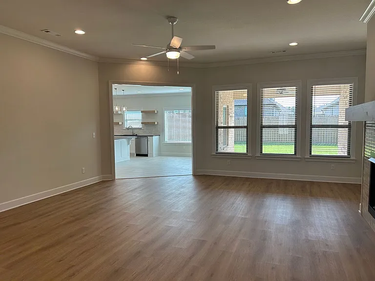 2412 Salmon St — Photo 3
