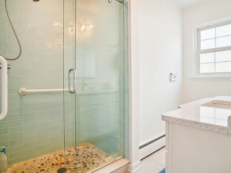 532 Trippe Ave — Photo 15