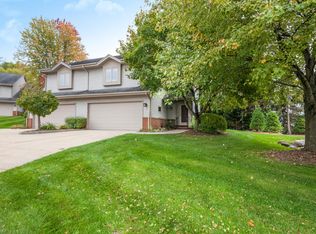 519 Frederick Ct, Oconomowoc, WI