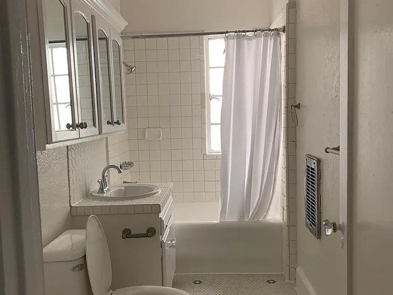 1746 N Kingsley Dr — Photo 9
