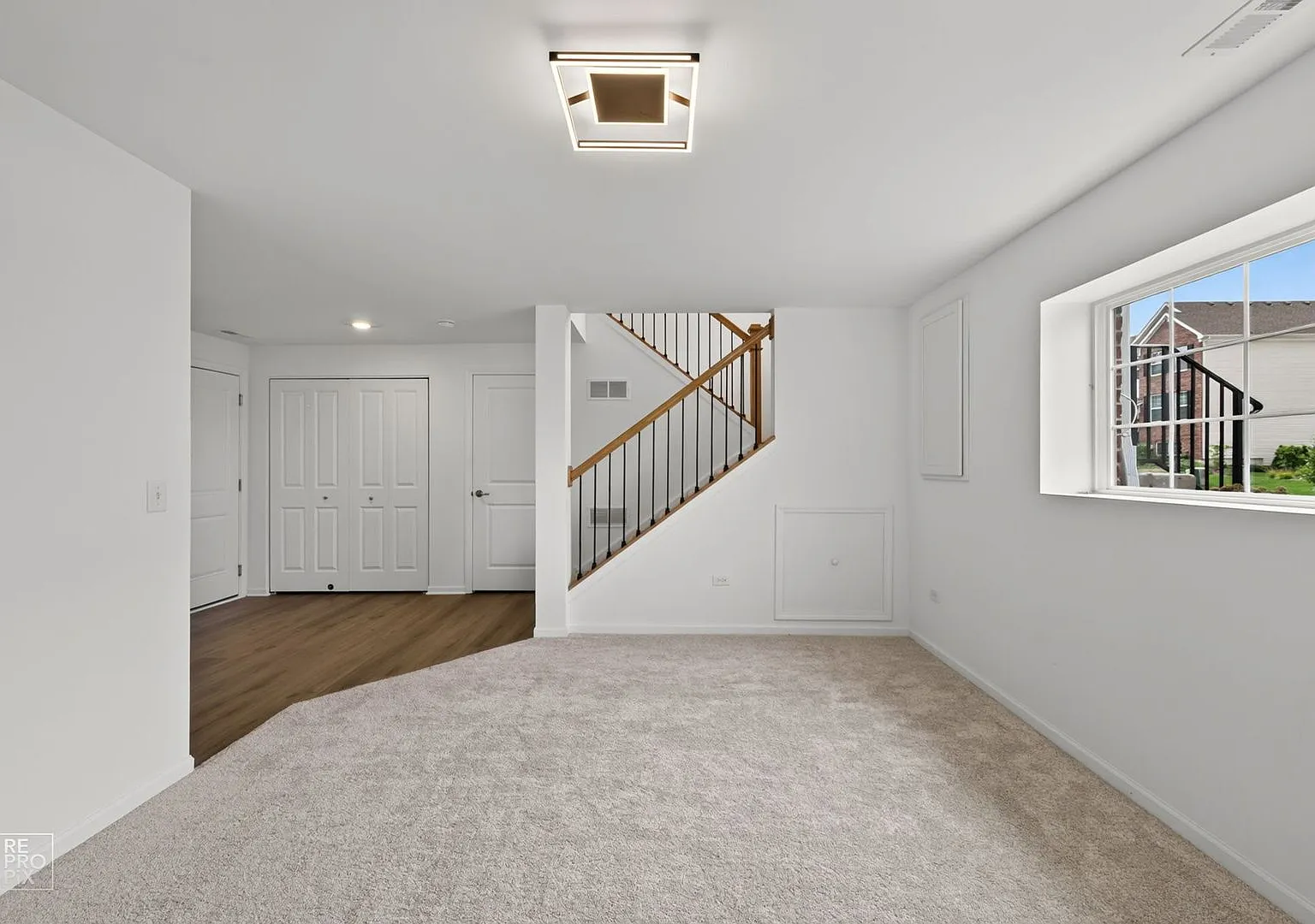 Gorgeous 3 Bedroom home in Heritage Park! — Photo 2