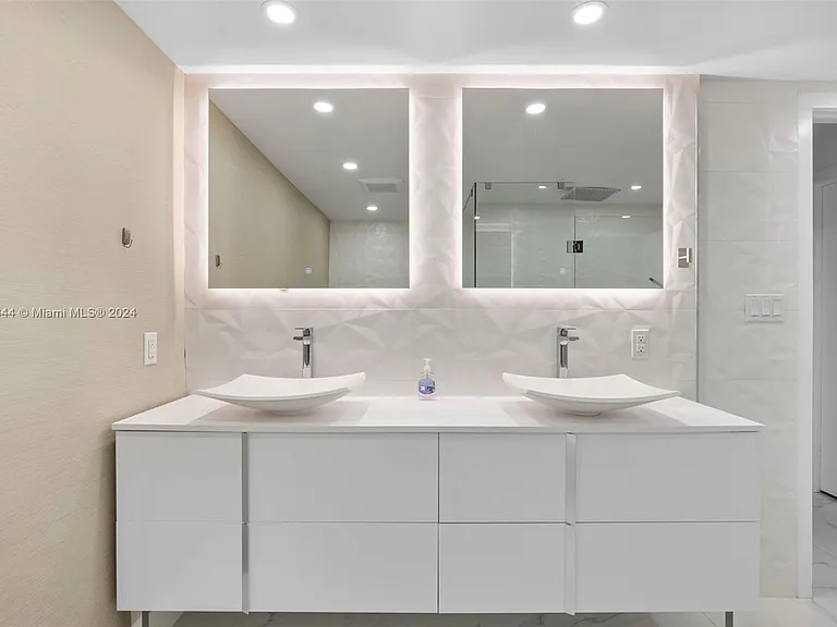 5151 Collins Ave #1527 — Photo 42