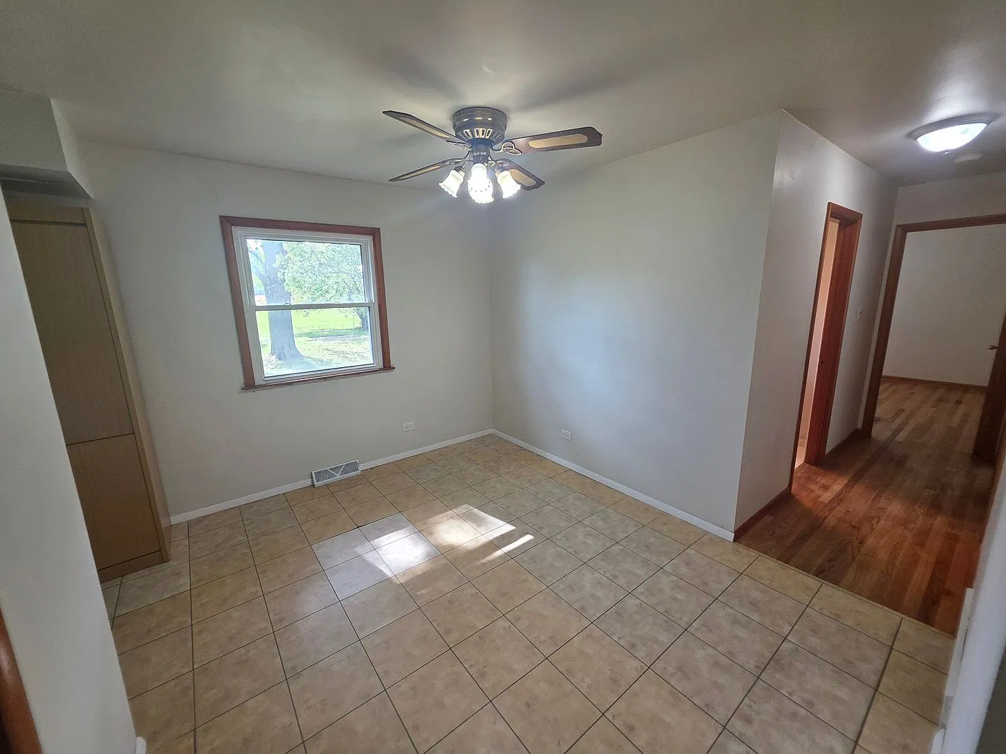 Spacious 3 bedroom 1.5 bathroom — Photo 4