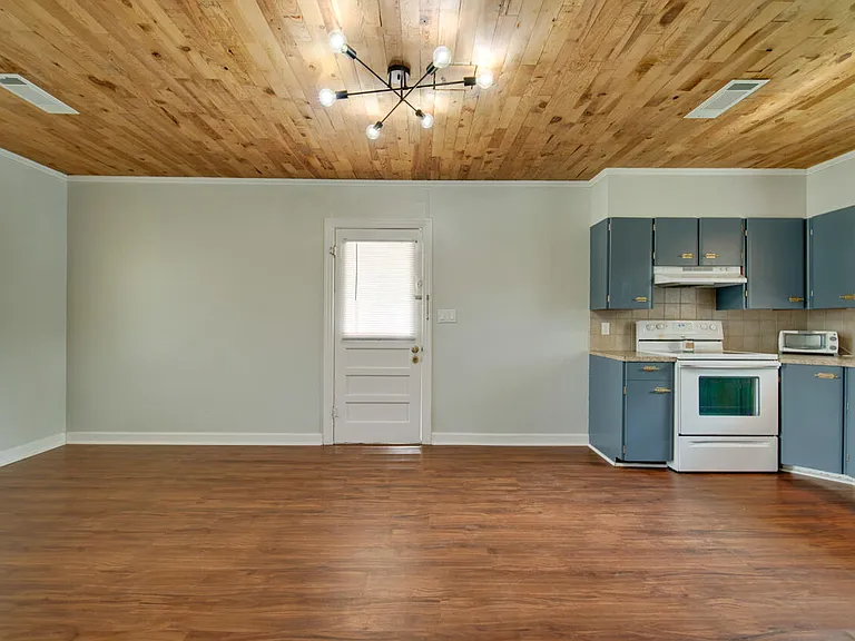 216 E Milton Ave — Photo 8
