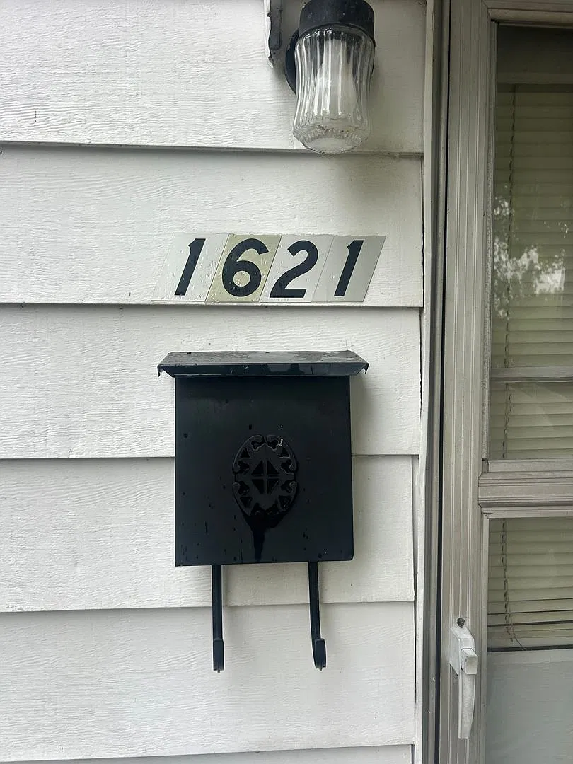 1623 Bank — Photo 2