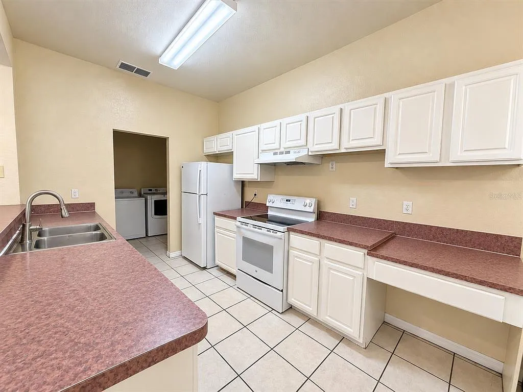 4 bed, 3.5 bath, 2075 sqft, $2,390 — Photo 3