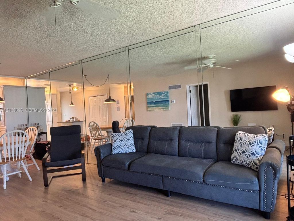 298 SE 6th Ave APT 15, photo 2