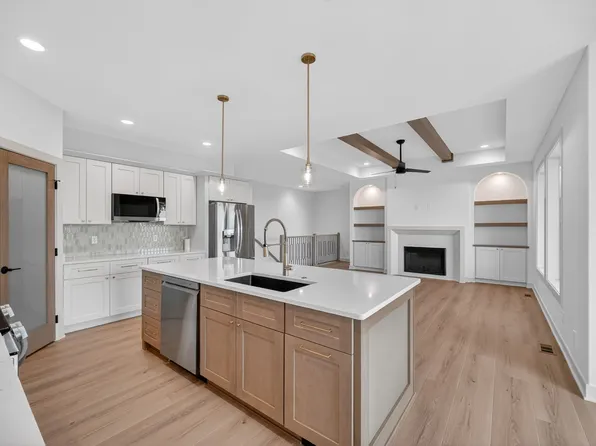 14212 Catalpa Dr, Urbandale, IA 50323