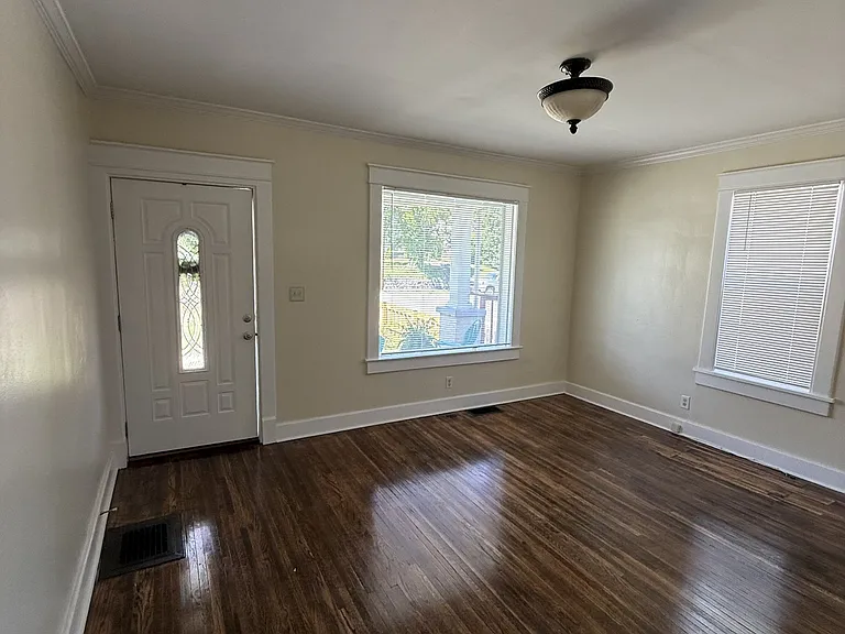 1813 Pearl St — Photo 2
