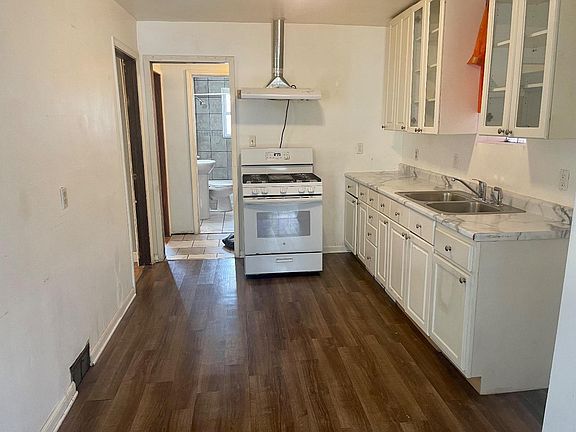 4th image of 3913 Euclid Ave