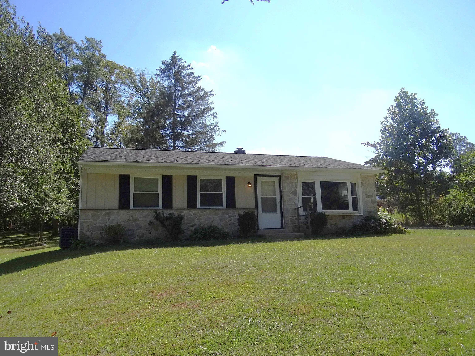 3 bed, 1.0 bath, 1014 sqft, $1,850 — Photo 3