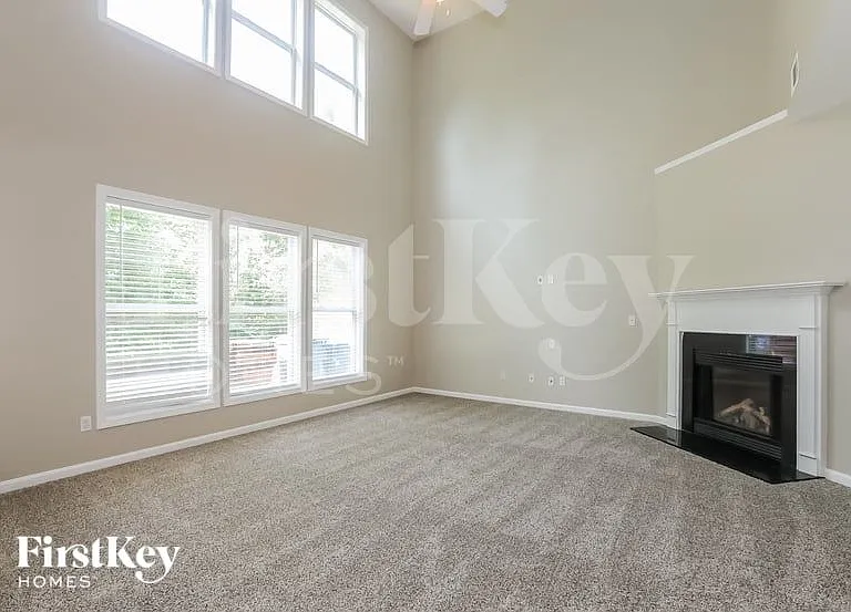 1530 Hedington Cir — Photo 2