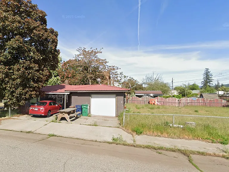 2604 E Pacific Ave — Photo 1